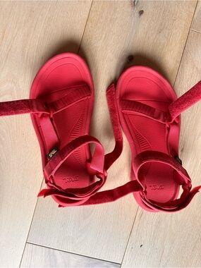 Minimally worn Teva XLT2 size 8 tomato red